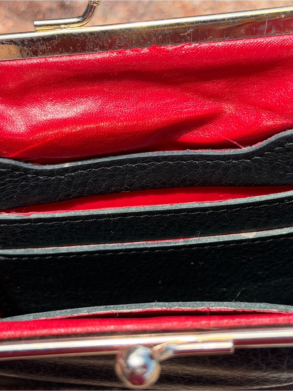Dooney & Bourke Black Pebbled Leather KissLock Wallet Coin Purse Red Leather EUC - Picture 6 of 11